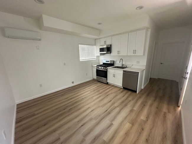 Building Photo - 14527 Hartland-11 Unit 11