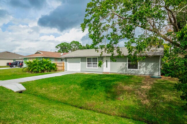 Photo - 733 SE Academy Ln