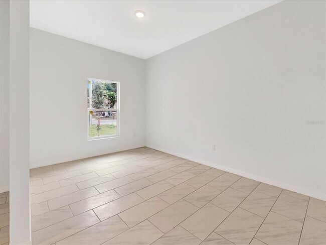 Photo - 2358 Ross St