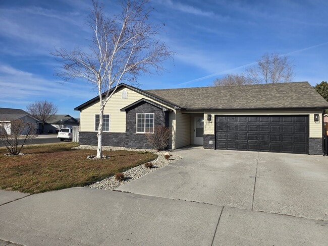 Building Photo - Spacious 3 Bed | 2 Bath on Large Corner Lot – Twin Falls