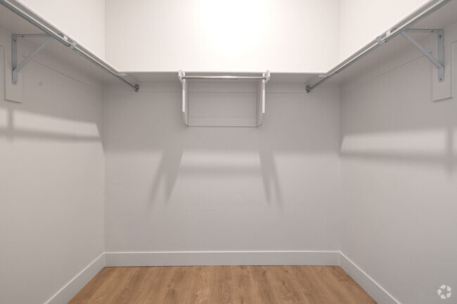 2BR, 2BA - 1.115SF - Closet