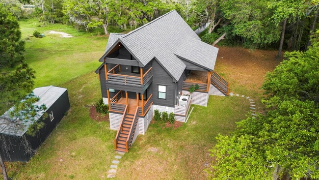Building Photo - "Spacious 4-Bed Oasis with Guest Suite on ... Rental
