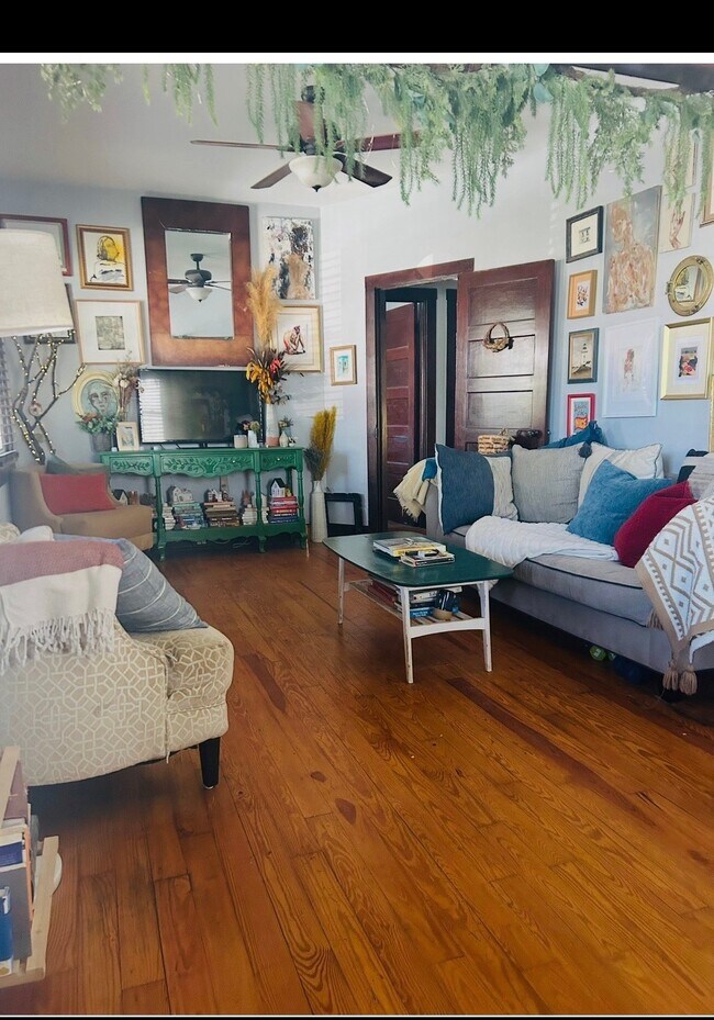 Photo - 901 Debow St