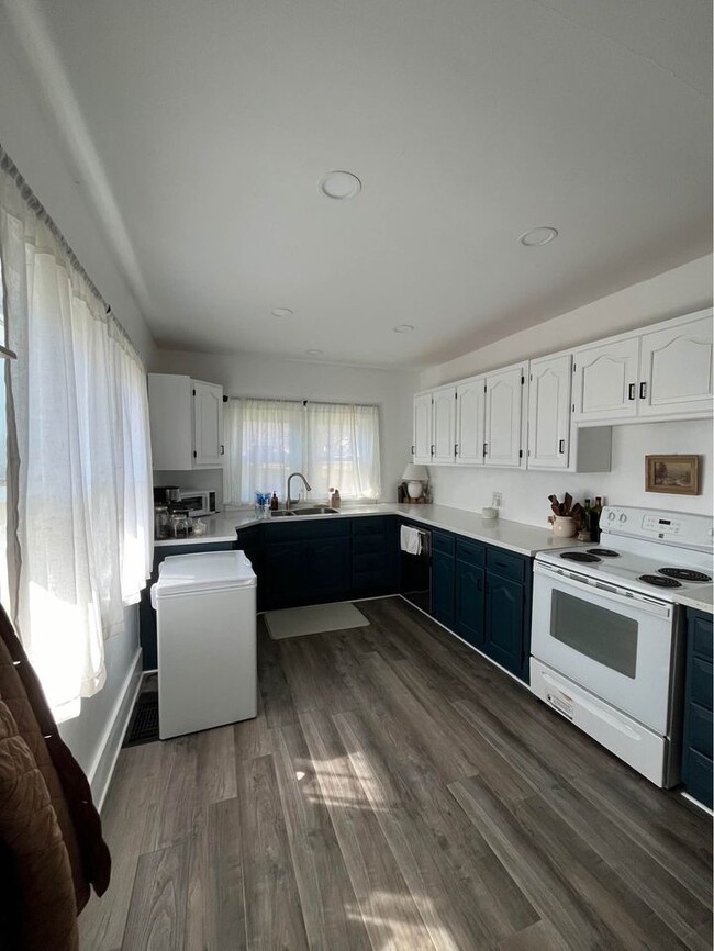 Photo - 806 W Broadway St