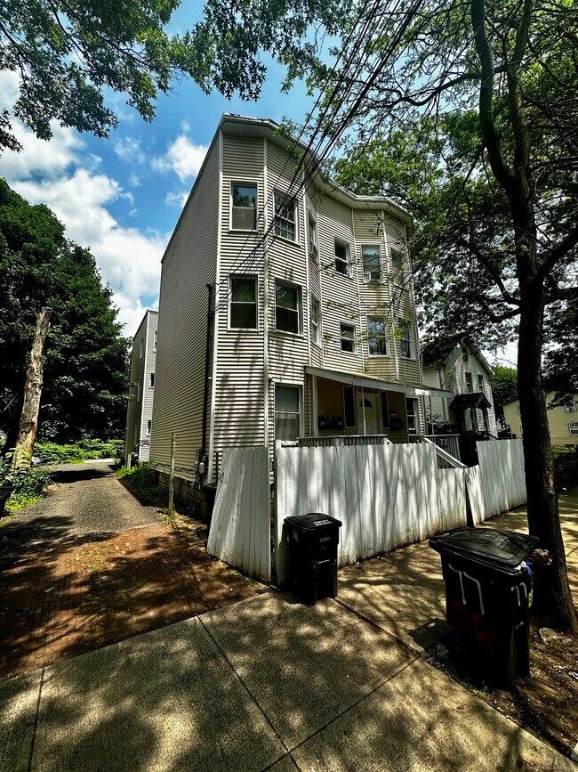 Building Photo - 77 Hazel St Rental