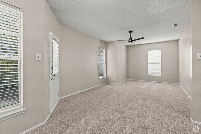 12.jpg - Valencia Plaza Apartments