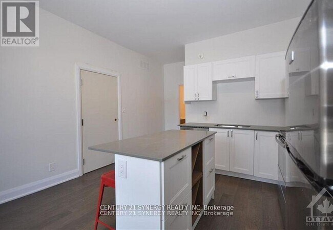 Photo - 571 McLeod St