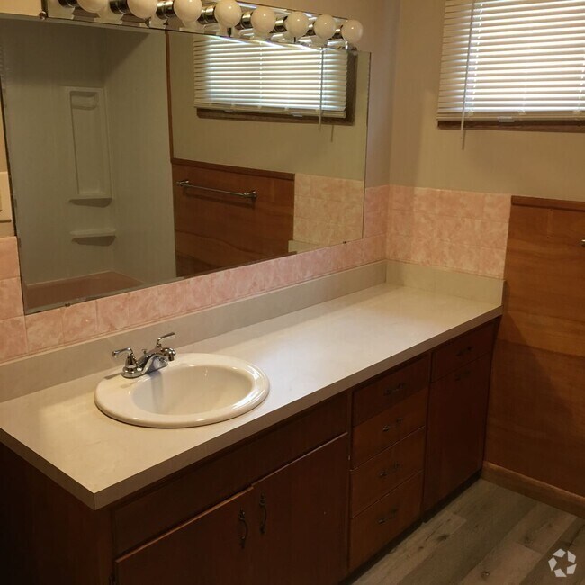 Building Photo - Nicely Remodeled 3 Bed 1.25 bath home