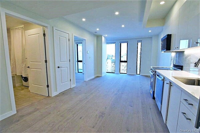 Building Photo - 41-26-41-44 44th St Unit 5B