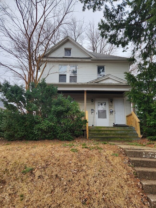 Building Photo - 1009 W 15th St Unit 1009 1/2 West 15th Street