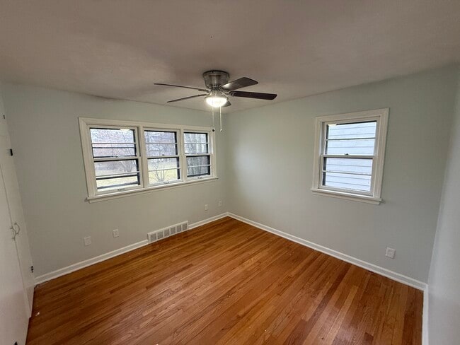 bedroom 1 - 4185 Eastway Rd