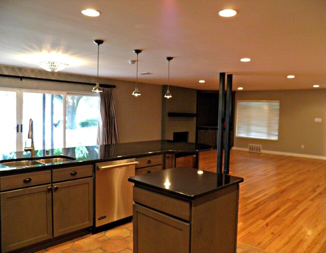 Photo - 512 Laguna Blvd SW