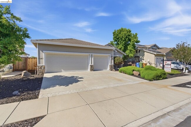 Photo - 1067 Somersby Way