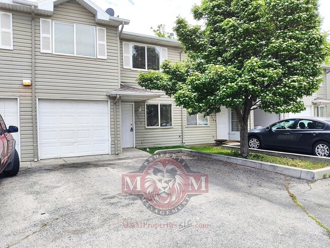 Building Photo - Great 3 Bd 2.5 Bath Townhome