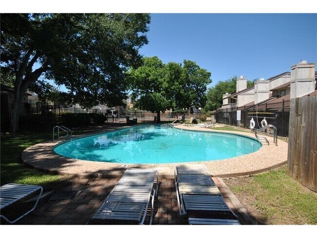 Building Photo - 1703 Timberwood Dr Rental