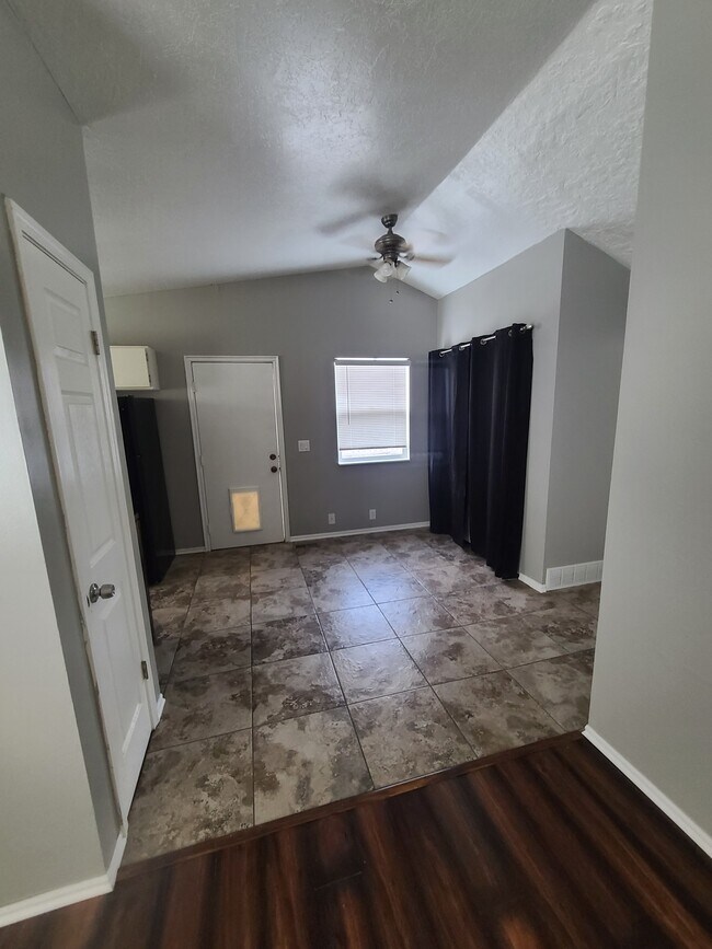 Comedor - 2679 S Melville Dr