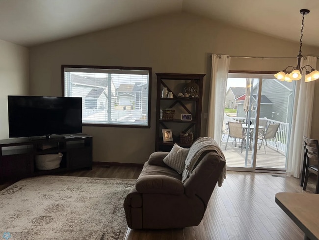 Photo - 2737 10th St W