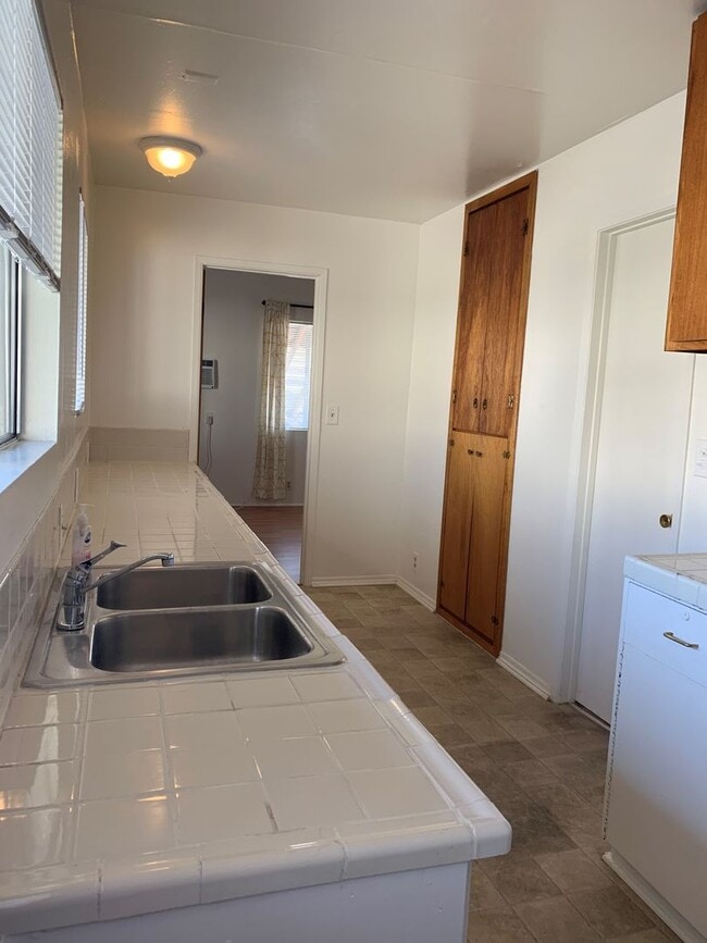 Building Photo - Large Studio in Glendale Unit 2