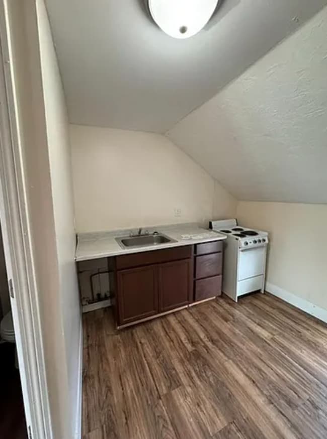 Building Photo - 306-308 4th St Fall River Unit 4s