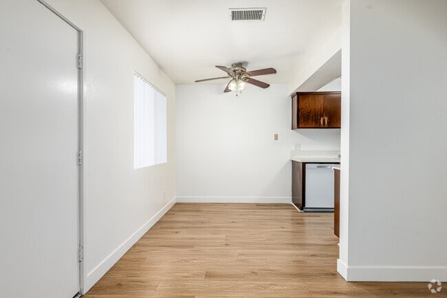 2BR, 1BA - 965SF - Dining Room - Pioneer Plaza