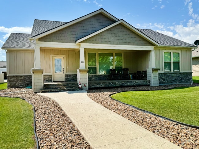 Building Photo - Beautifully Designed 3 Bed Home