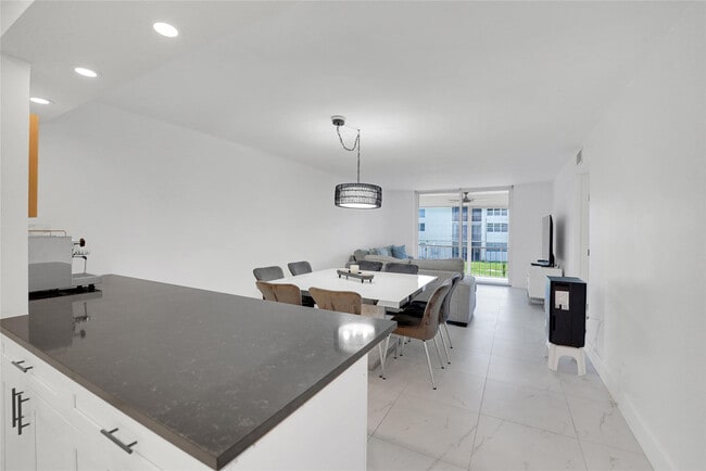 Building Photo - 8911 S Hollybrook Blvd Unit 201