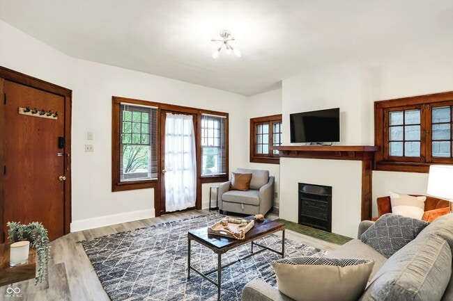 Photo - 537 E 11th St Unit 2