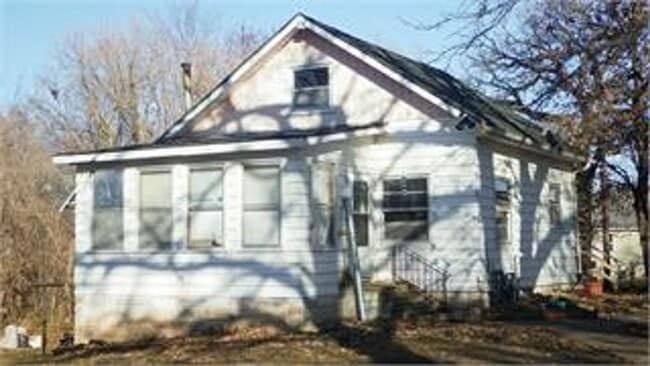 Building Photo - 2 Bedroom House $695