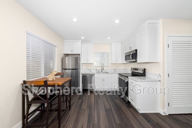 Photo - 130 N Lark Ellen Ave