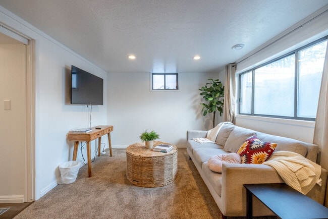 Building Photo - 1041 E Platinum Way