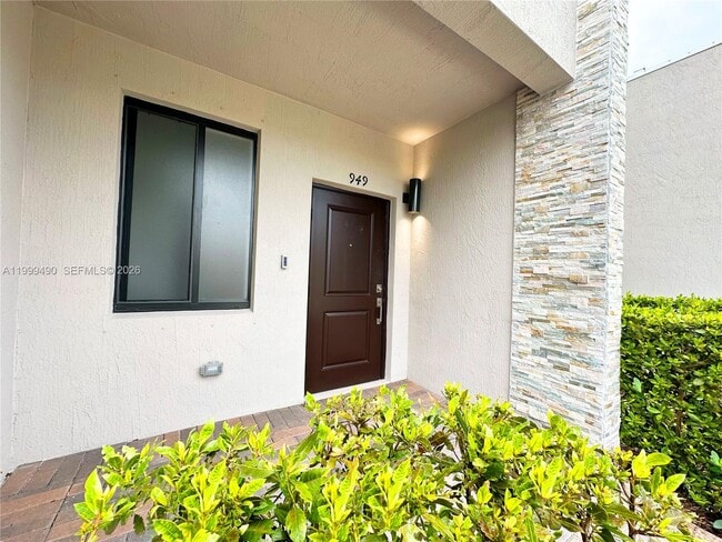 Photo - 949 NE 211th St