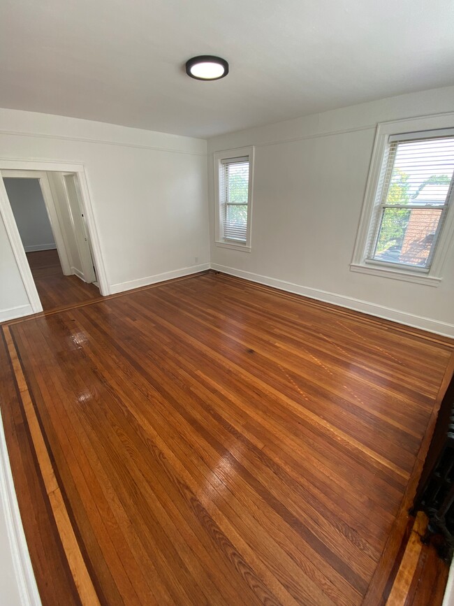 Living Room - Berkeley Arms Apartment Homes