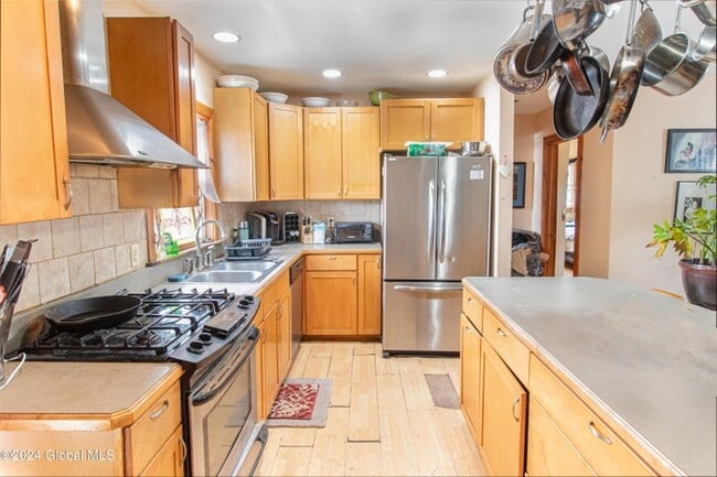 Photo - 99 1/2 Walworth St