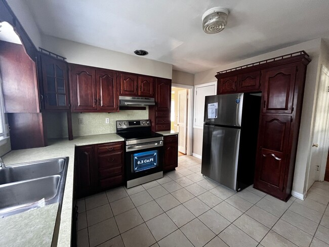 Photo - Spacious 3 Bedroom With A Basement
