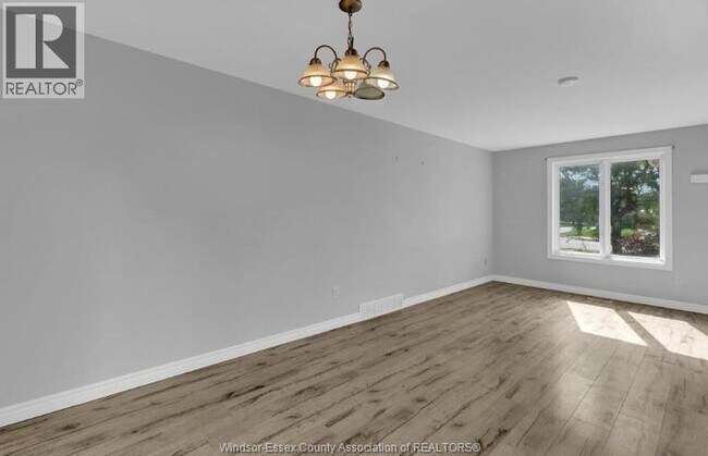 Photo - 3692 Holburn St