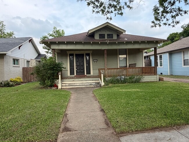 Building Photo - Stylish 2/2 Bungalow with Modern Kitchen & Spacious Backyard