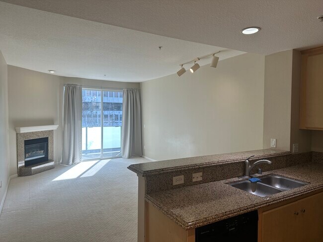 Building Photo - 160 S Hudson Ave Unit 215 Rental