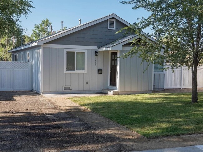 Updated Two bedroom with Large Fenced Yard - Updated Two bedroom with Large Fenced Yard House