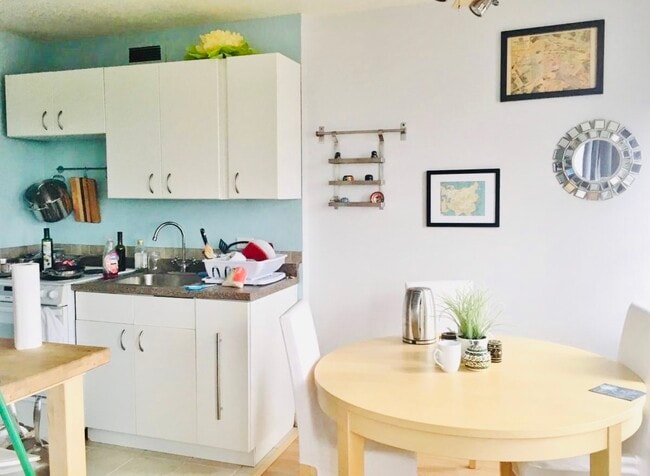 Building Photo - 6171 N Sheridan Rd Unit 2708