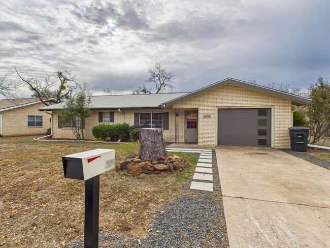 Building Photo - Established Nieghborhood