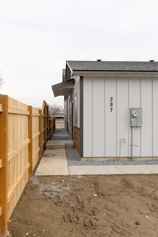 Photo - 287 SW 6th St