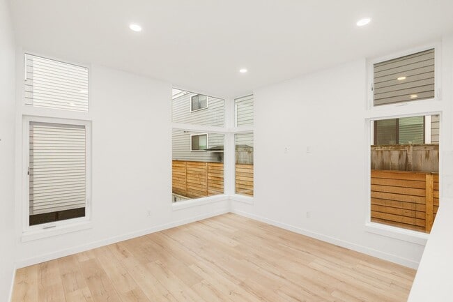 Photo - Gorgeous Greenlake Area 2 Bedroom Townhouse