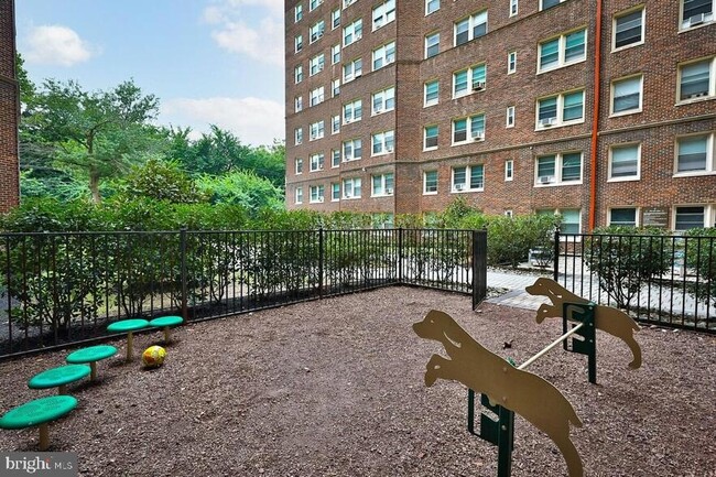 Building Photo - 4247 Locust St Unit 0B-610 Rental