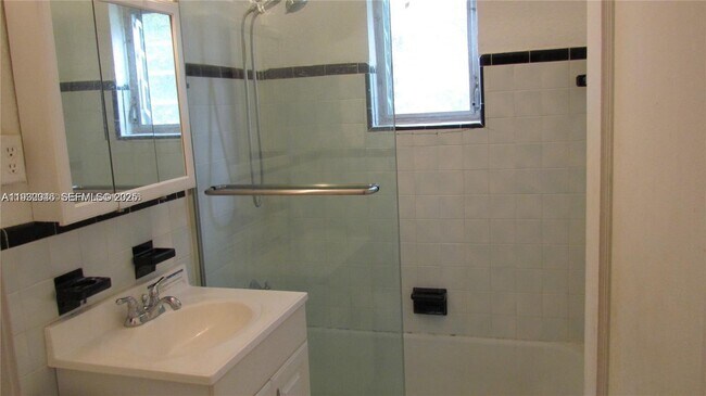 Photo - 7920 Harding Ave Unidad 9