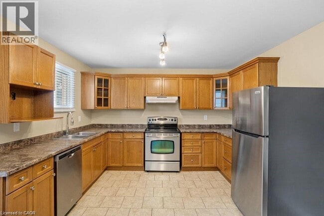 Photo - 462 Springbank Ave N