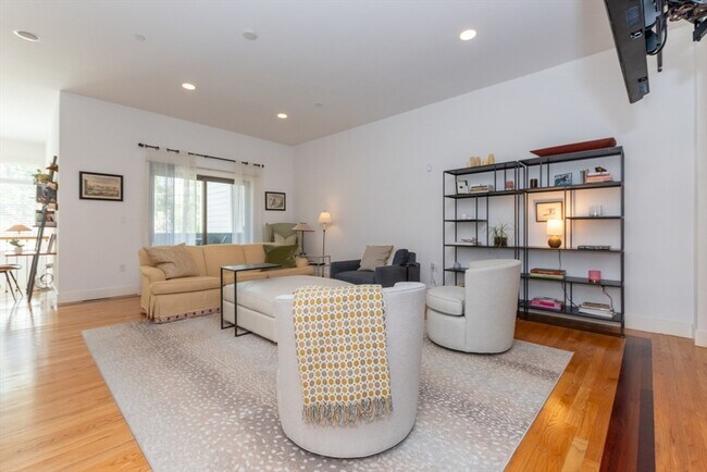 Photo - 769 Heath St