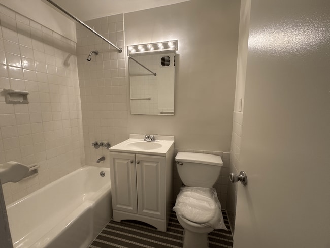 Photo - 218 E 50th St