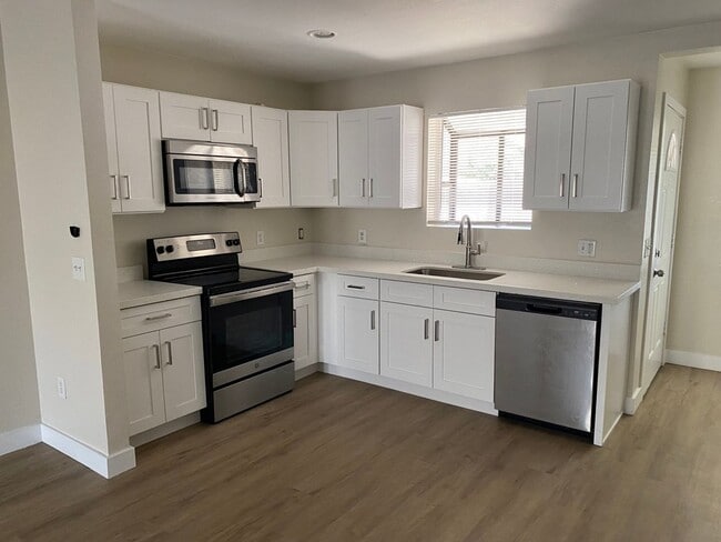 Fully Remodeled! 2 bed 2 bath Town-home in... - Fully Remodeled! 2 bed 2 bath Town-home in...