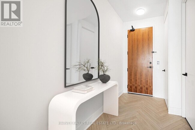 Photo - 111 St Clair Ave W Unité 310