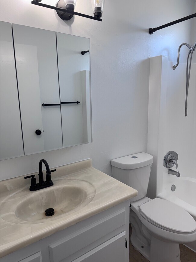 Photo - 1360 Hornblend St